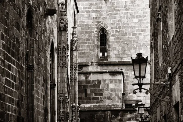 Gamla byggnader i gotiska kvarteren i Barcelona — Stockfoto