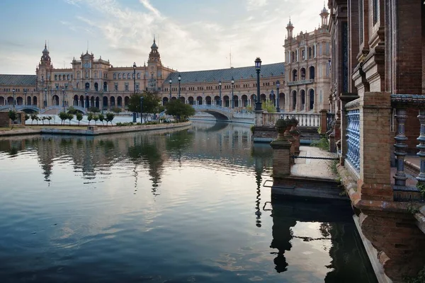 Sevilla Plaza de España sobre el agua — Foto de Stock