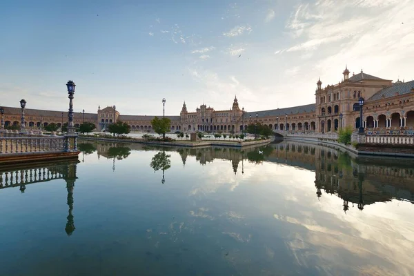 Sevilla Plaza de Espana över vatten — Stockfoto