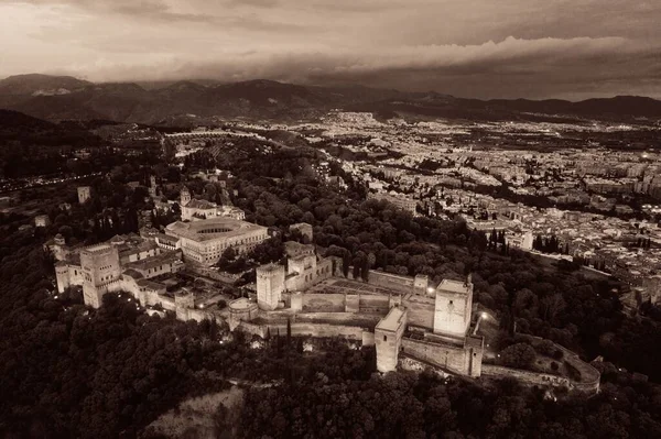 Granada Alhambra widok z powietrza w nocy — Zdjęcie stockowe