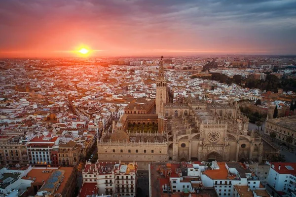 Catedral de Sevilha vista aérea nascer do sol — Fotografia de Stock