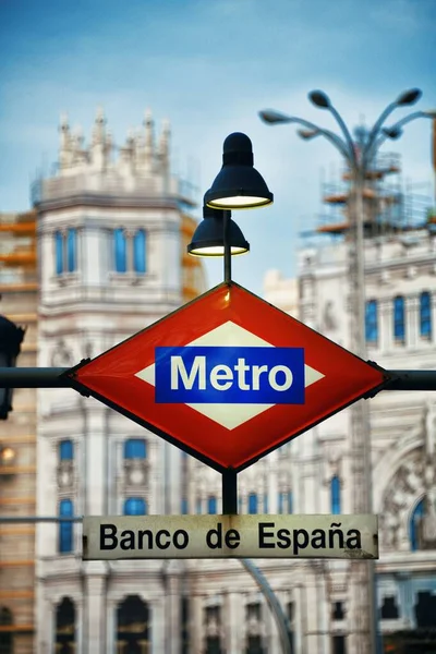 Sokakta Madrid metro işareti — Stok fotoğraf