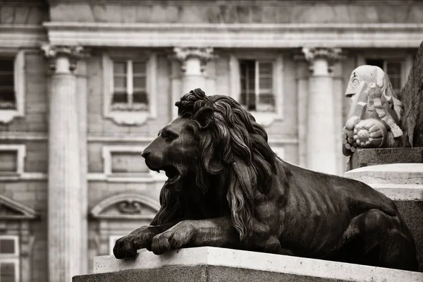 Estátua de leão do Palácio Real de Madrid — Fotografia de Stock