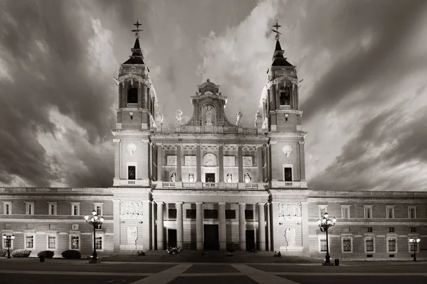 Kathedraal van Madrid van de Heilige Maria de Koninklijke van La Almudena — Stockfoto