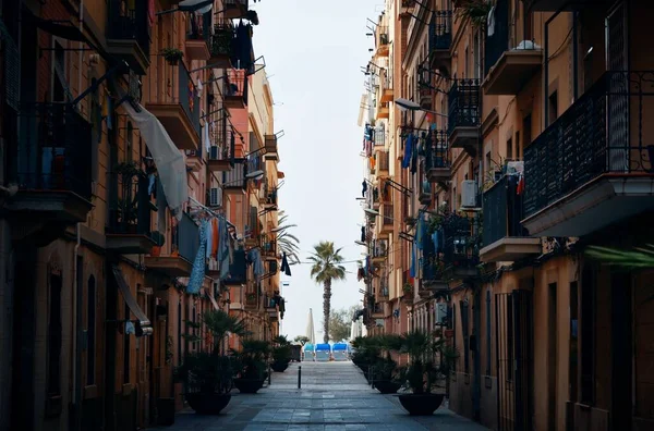 Barcelona Street View mit Baum — Stockfoto