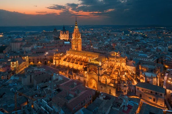 Luftaufnahme der Kathedrale von Toledo bei Nacht — Stockfoto