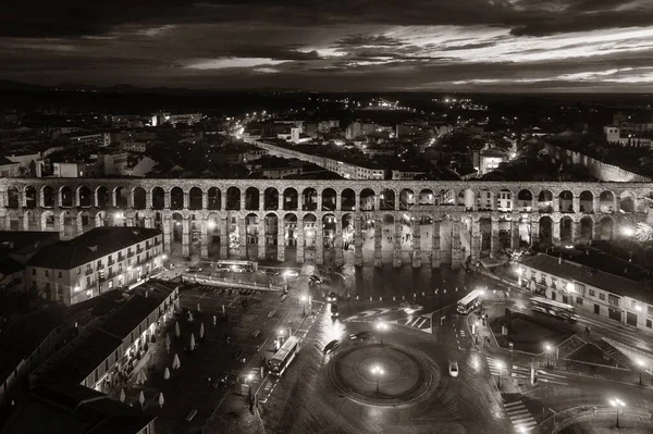 Segovia aqueduto romano vista aérea à noite — Fotografia de Stock