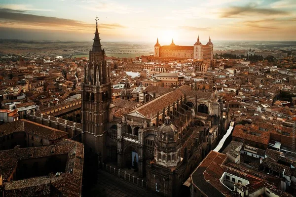 Toledo Katedrali 'nin hava manzaralı gün batımı — Stok fotoğraf