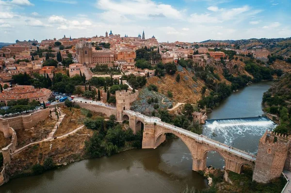 Widok z lotu ptaka na most w Toledo — Zdjęcie stockowe