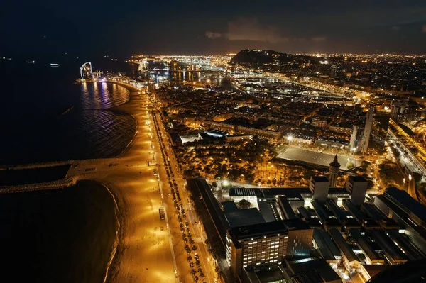 Barcelonan rannikon yö — kuvapankkivalokuva