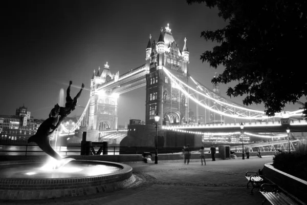 Tower Bridge e statua — Foto Stock