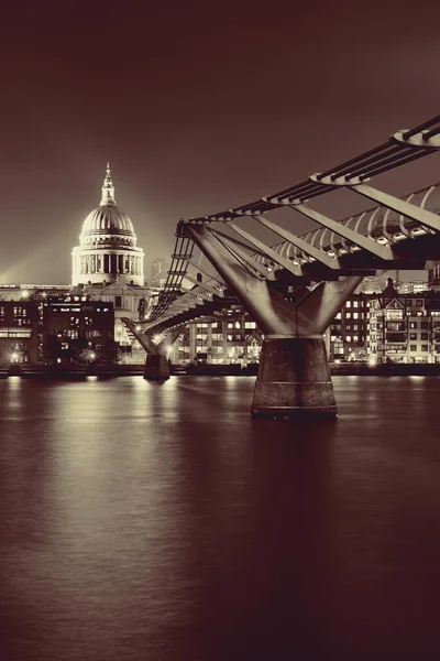 Millennium Bridge and St Pauls — Stock Photo, Image