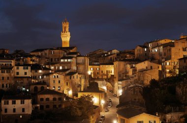 Siena akşam çan kulesi ile