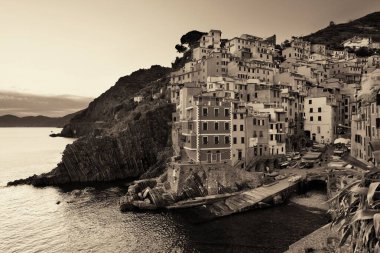 Riomaggiore waterfront siyah beyaz