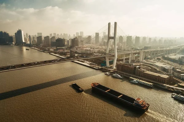 Shanghai Nanpu Bridge över floden Huangpu — Stockfoto