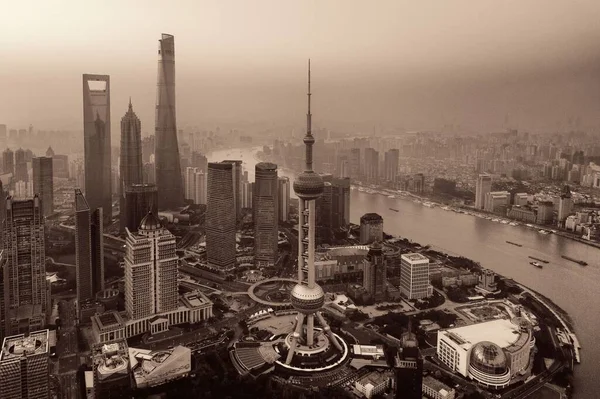 Shanghai Pudong iş bölgesi ile şehir havadan görünümü — Stok fotoğraf