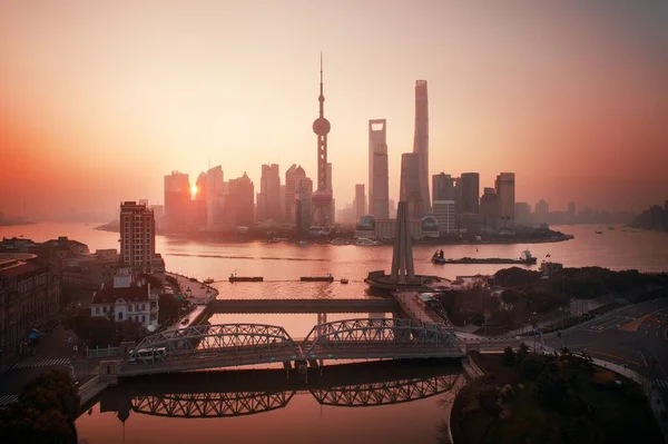 Vista aérea del amanecer de la ciudad de Shanghai con el distrito financiero de Pudong —  Fotos de Stock