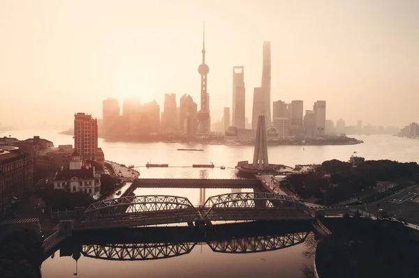 Shanghai ville lever du soleil vue aérienne avec Pudong quartier des affaires — Photo