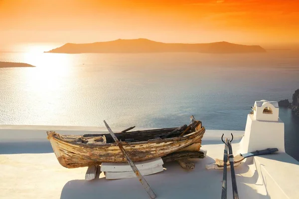 Santorin île bateau de loisirs coucher de soleil — Photo