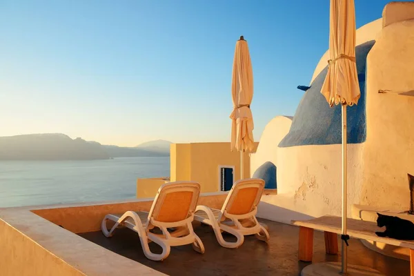 Santorini isola di svago vita con sedia e ombrellone — Foto Stock