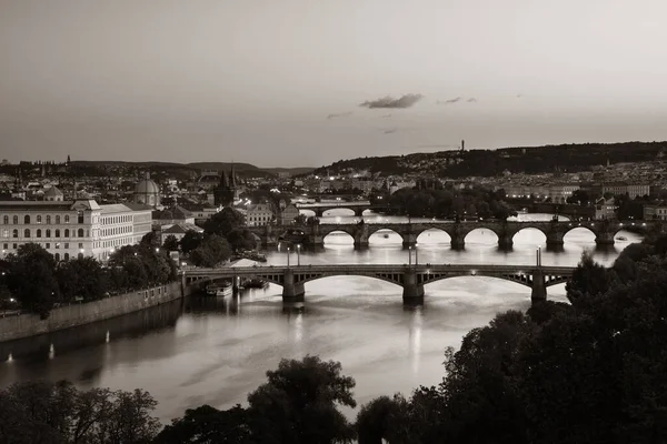 Prag skyline och bridge — Stockfoto