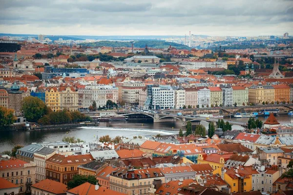 Prag manzarası ve köprü — Stok fotoğraf