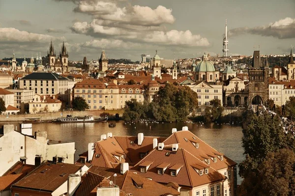 Praga vista do telhado skyline — Fotografia de Stock