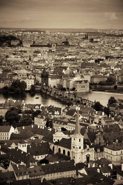Praga vista do telhado skyline — Fotografia de Stock