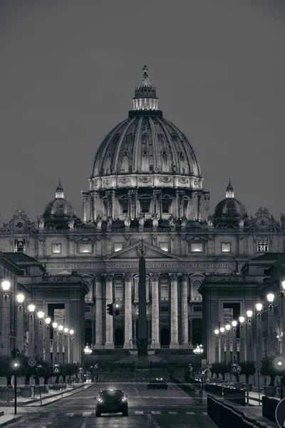 Basilique Saint-Pierre et rue — Photo