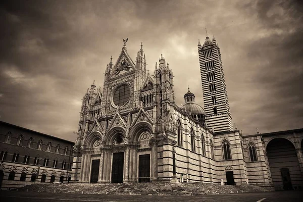 Catedral de Siena em um dia nublado — Fotografia de Stock