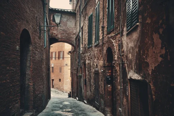 Siena straat archway — Stockfoto