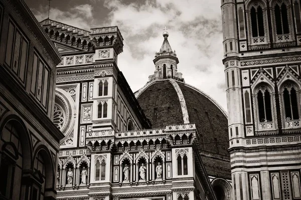 Duomo Santa Maria Del Fiore primo piano in strada — Foto Stock