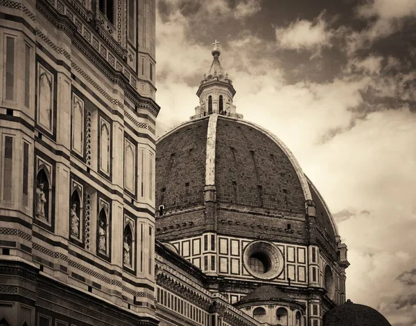 Duomo Santa Maria Del Fiore close up na rua — Fotografia de Stock