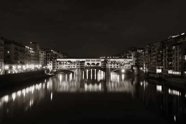 Флоренс Понте Веккіо нічний погляд монохромний — стокове фото
