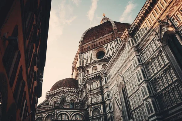 Duomo Santa Maria Del Fiore close-up in de straat — Stockfoto