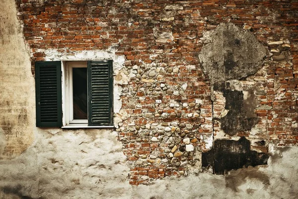 Λούκα: παράθυρο τούβλο — Φωτογραφία Αρχείου