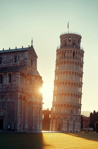 Kule Pisa gündoğumu yaslanmış — Stok fotoğraf