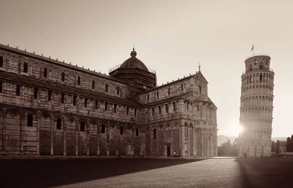 Leaning tower katedral gündoğumu Pisa — Stok fotoğraf