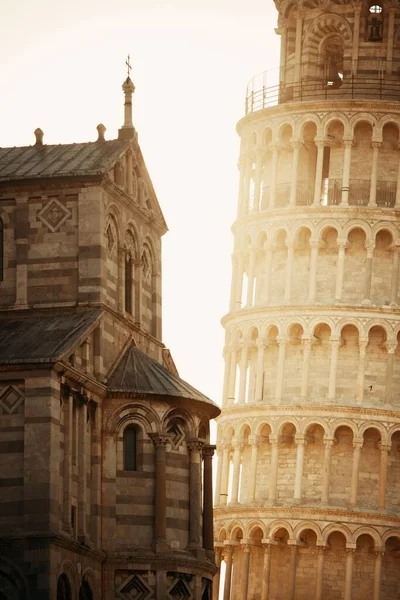 日の出ピサの斜塔 — ストック写真