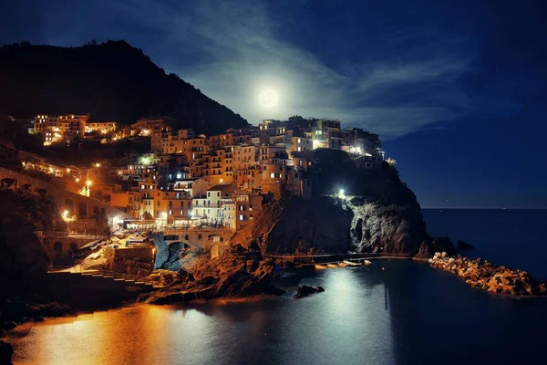 Manarola in Cinque Terre night moonrise — ストック写真