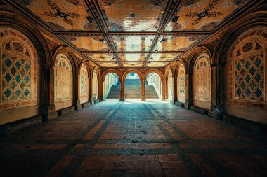 New York 'ta COVID-19 koronavirüs salgını sonucu çok az yayaya sahip boş Central Park.