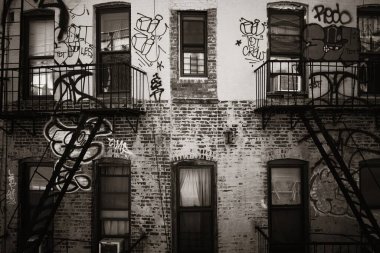 Manhattan 'ın merkezindeki eski apartmanın yakın görüntüsü.