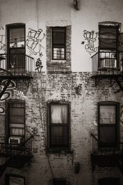 Manhattan 'ın merkezindeki eski apartmanın yakın görüntüsü.