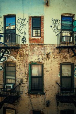 Manhattan 'ın merkezindeki eski apartmanın yakın görüntüsü.