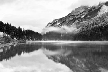 Kanada 'daki Banff Ulusal Parkı' nda kar dağı ve su yansıması olan iki Jack Gölü.