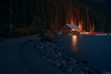 Banff Ulusal Parkı Kanada 'da gece vakti Louise Gölü kayıkhanesi