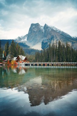 Yoho Ulusal Parkı Kanada 'da yansıyan Emerald Gölü
