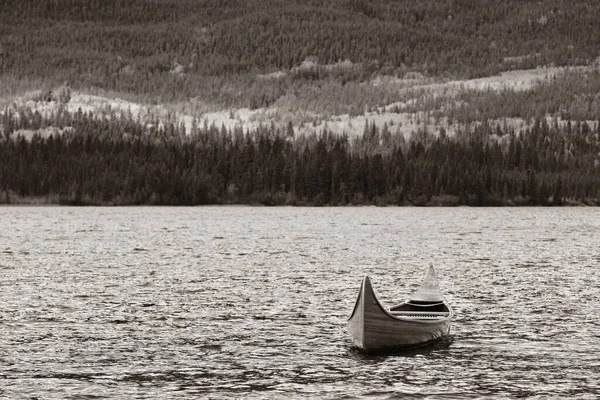 Loď Jezeře Národním Parku Jasper Kanadě — Stock fotografie