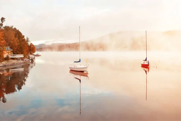 Kanada Daki Mont Tremblant Sabah Sisli Gölde Tekne — Stok fotoğraf