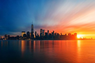 New York City 'nin tarihi mimarisi ile gündüz ve gece şehir manzarası 